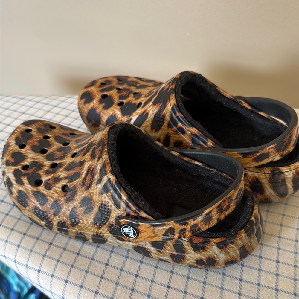 CROCS  Leopard Print Fuzzy Lined Clogs - Brown/Black